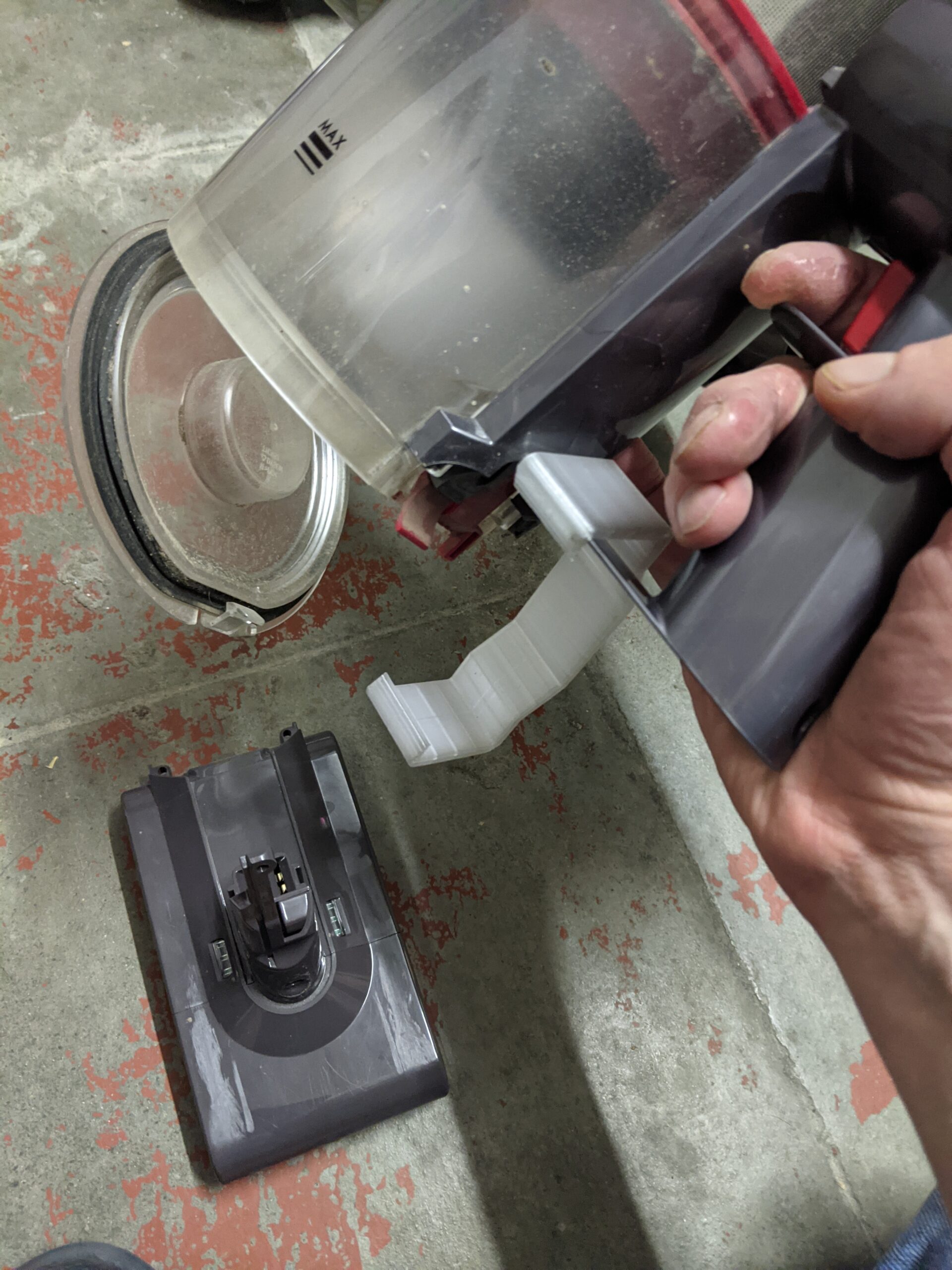 Dyson V7 battery clip